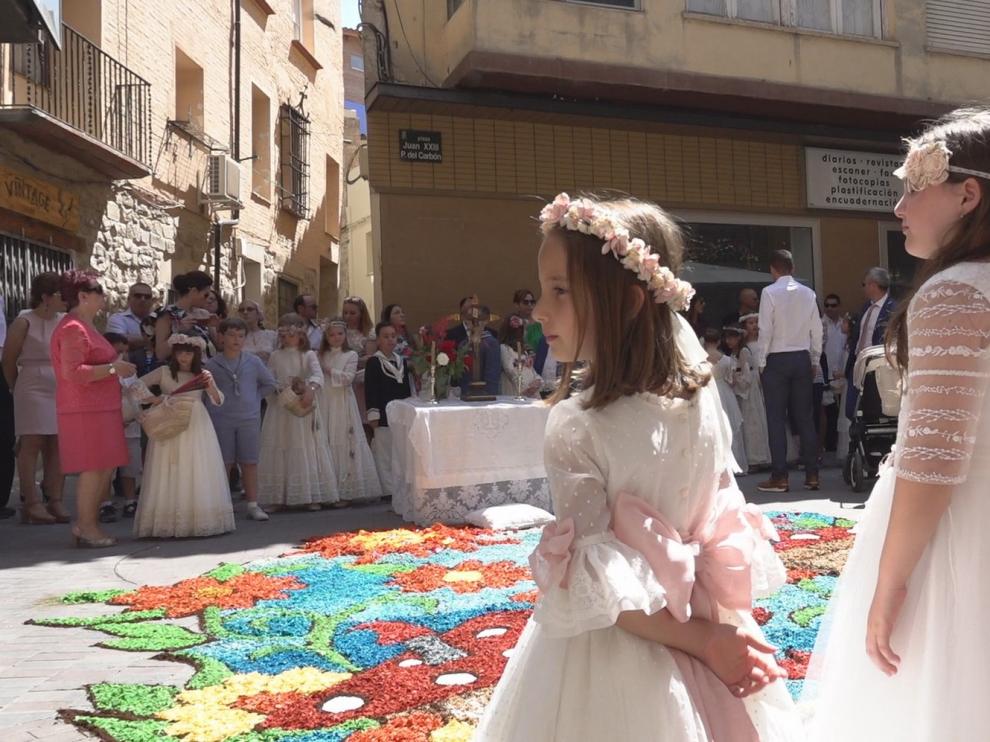 Las alfombras dan color al casco antiguo de Fraga en el Día del Corpus Christi