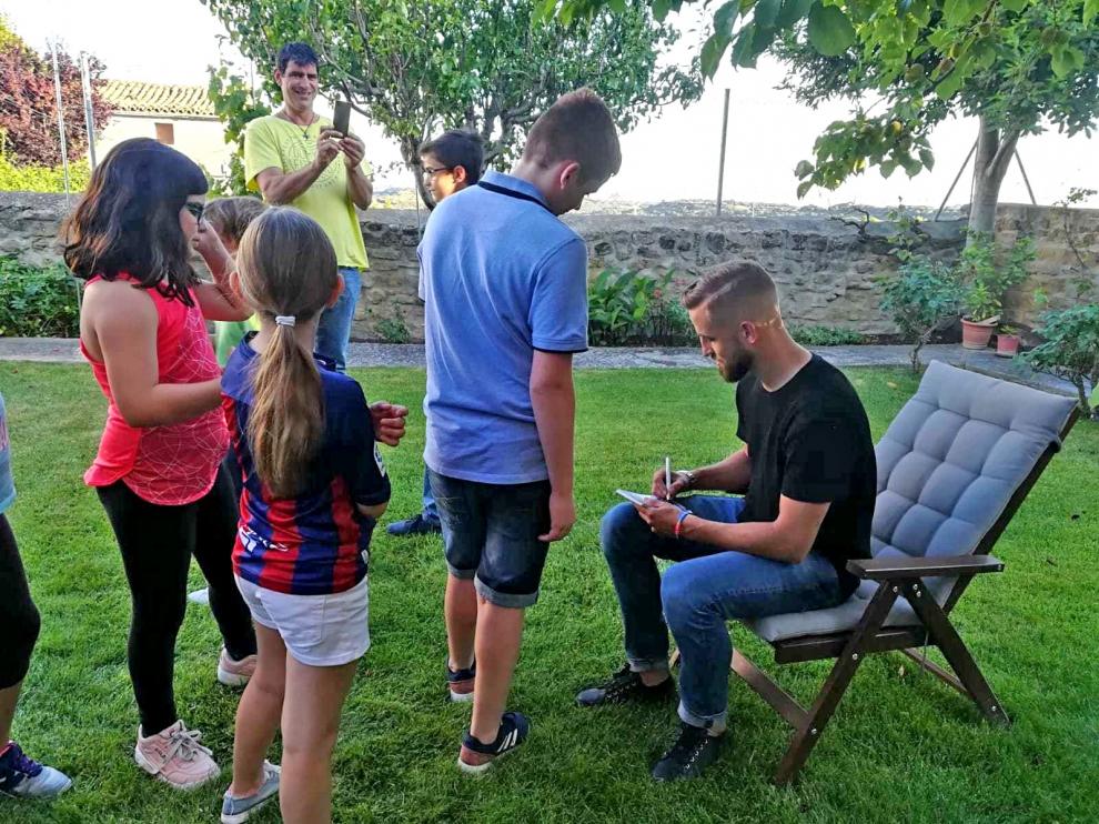 El gran plató de Barluenga: la pequeña localidad alcanza una enorme dimensión con la campaña de abonados del Huesca
