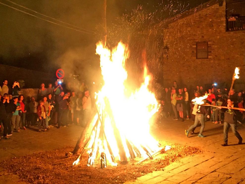 Unas 170 fallas iluminaron el cielo de Bonansa en la víspera de San Juan