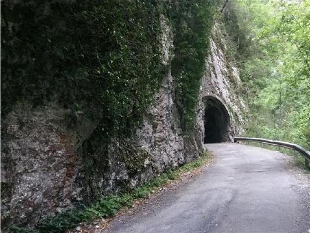 Cortada la carretera de Añisclo por dos desprendimientos de rocas causados por la lluvia