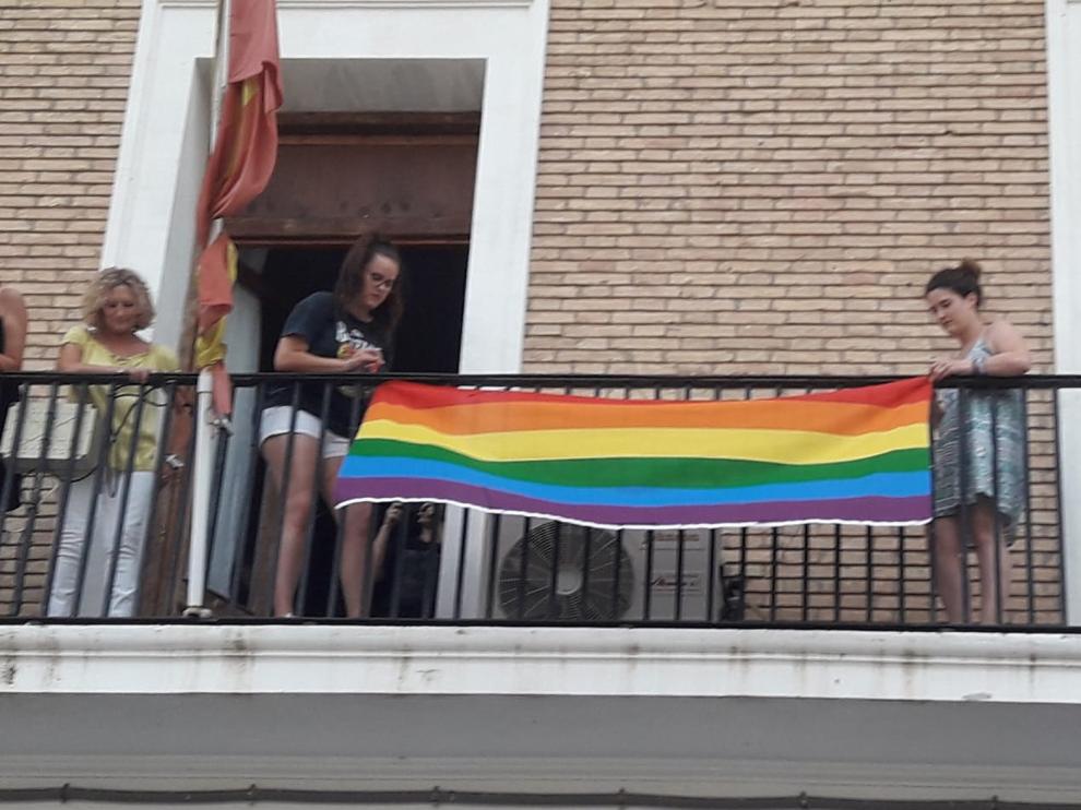 La bandera arcoíris ondea por primera vez en el Ayuntamiento de Sariñena