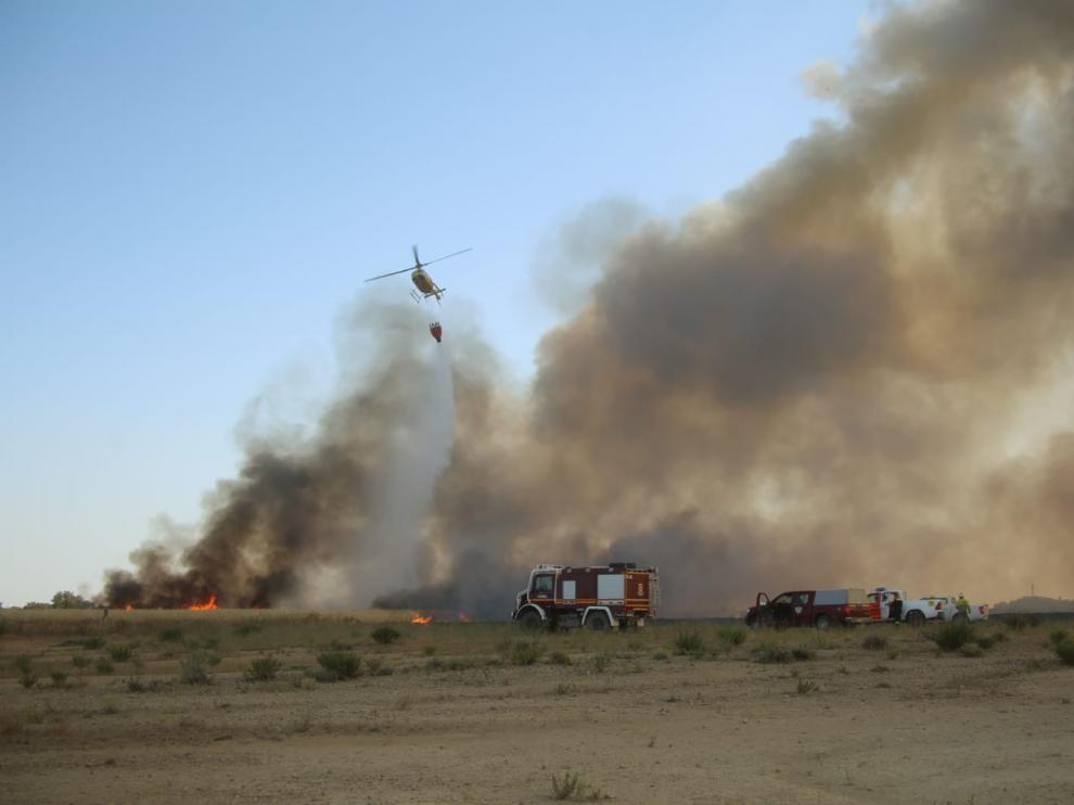 Controlado el incendio con origen en una cosechadora que ha obligado a desalojar Plhus