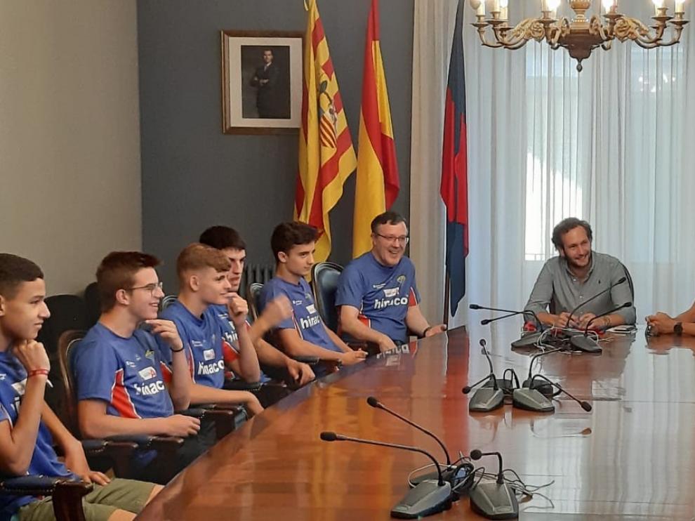Isaac Claver y Eliseo Martín reciben a los atletas de Hinaco Monzón tras el Campeonato de España sub 18