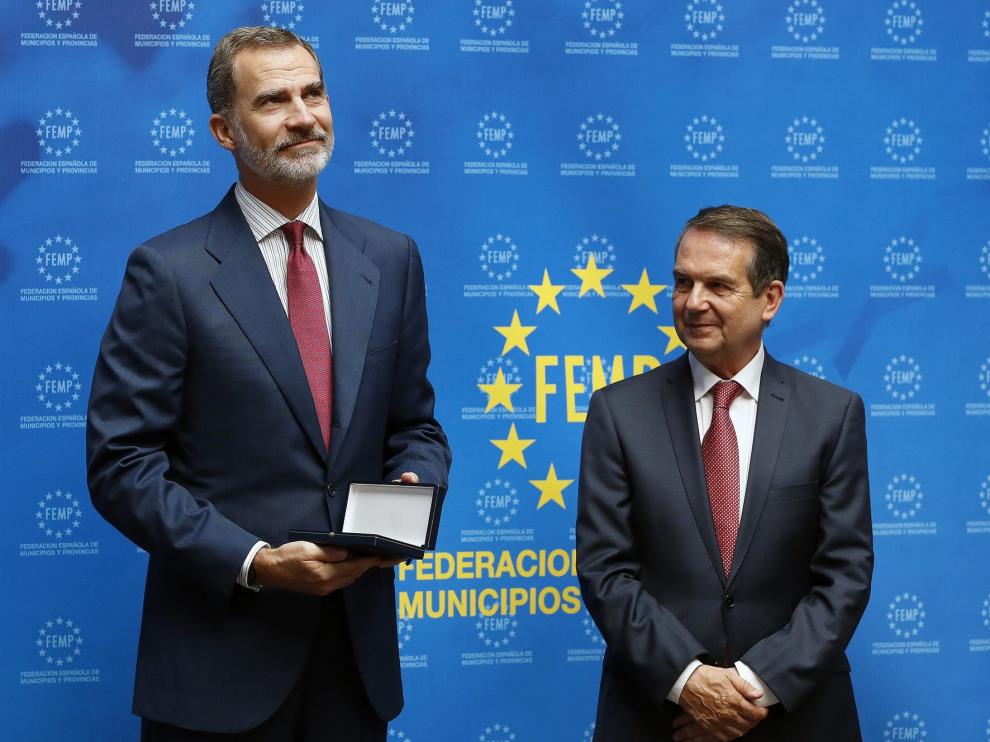 El rey reivindica los municipios como "escuelas de democracia y convivencia"