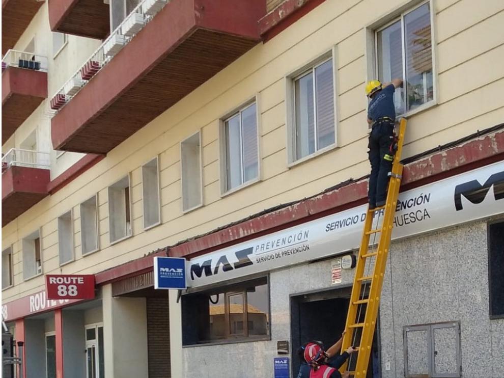 Los Bomberos de Huesca entran a una casa por la ventana para auxiliar a una mujer