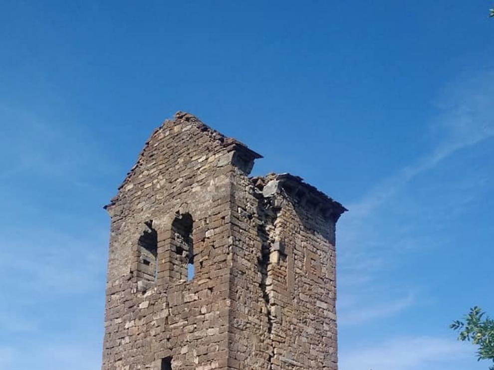 La torre de la iglesia de San Pedro de Cenarbe se encuentra en serio riesgo de derrumbe