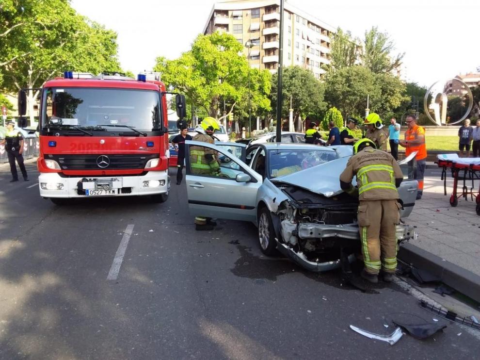 Dos heridos en un choque entre un taxi y un turismo en Zaragoza
