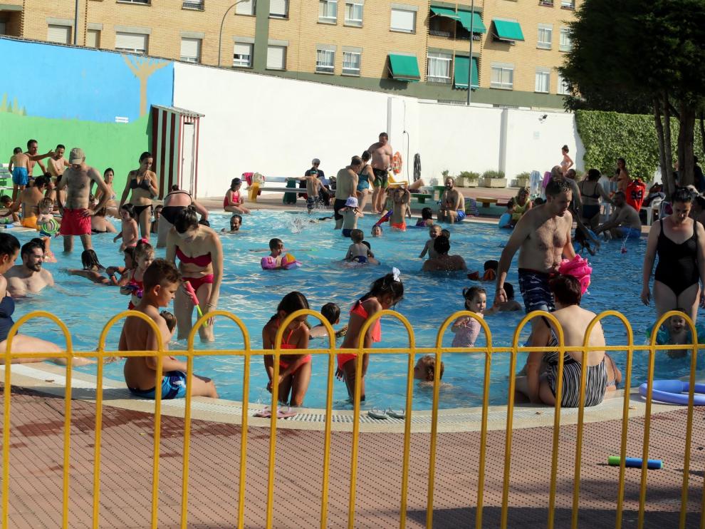 Quejas de los usuarios de las piscinas de San Jorge de Huesca por las aglomeraciones