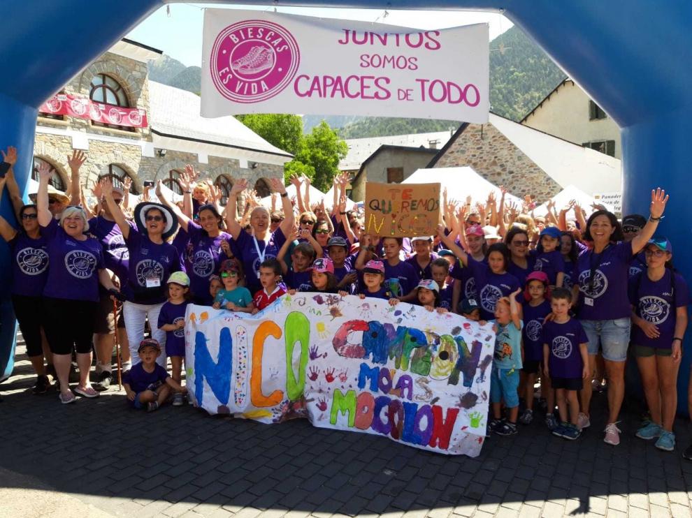 Unos 450 andarines marchan en Sallent contra el cáncer infantil