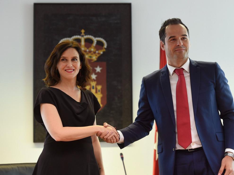 PP y Cs firman un acuerdo de gobierno en la Comunidad de Madrid sin Vox