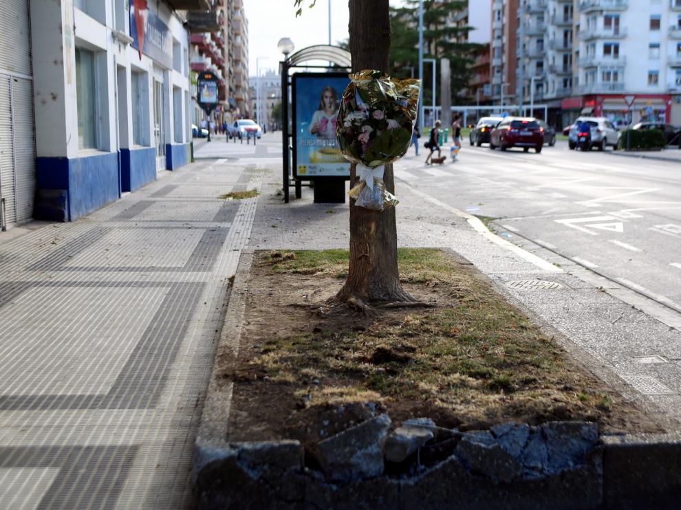 Un ramo de flores en recuerdo de la víctima del atropello de Huesca