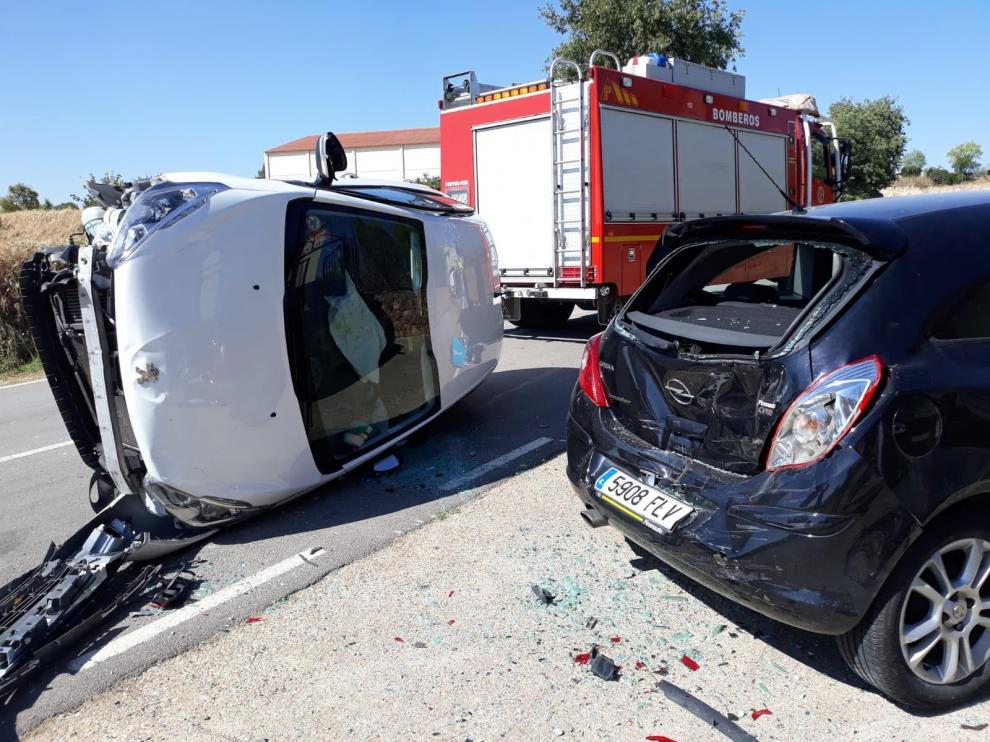 Herido un conductor al quedarse dormido y empotrarse contra un coche estacionado en Ponzano