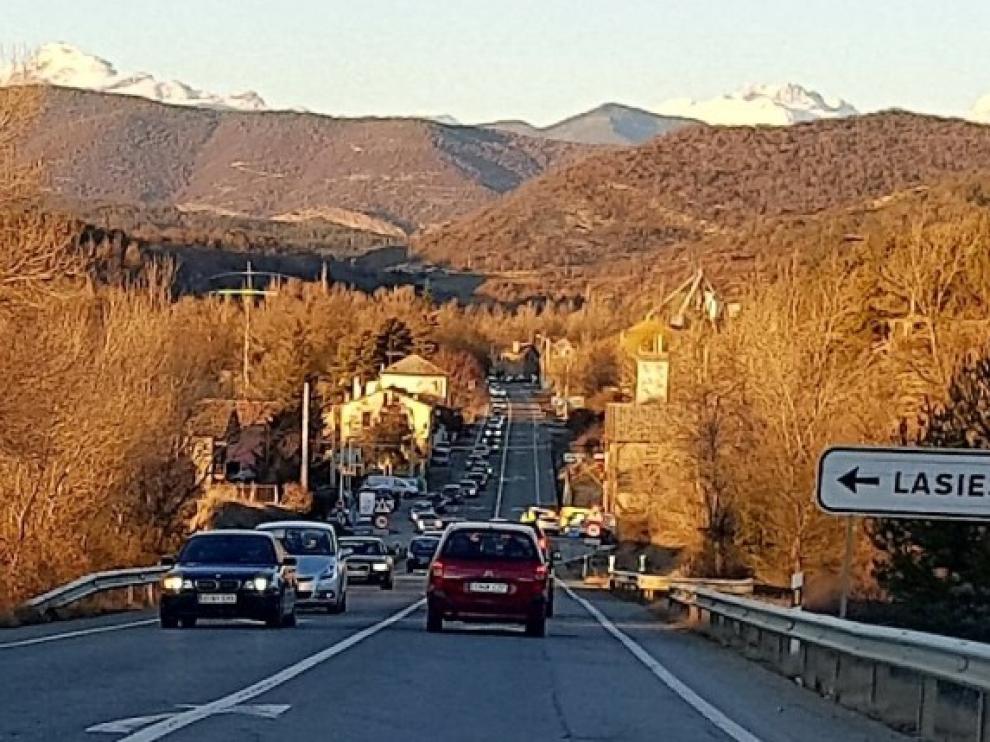 Fallece el conductor de una furgoneta en Hostal de Ipiés al chocar contra un camión