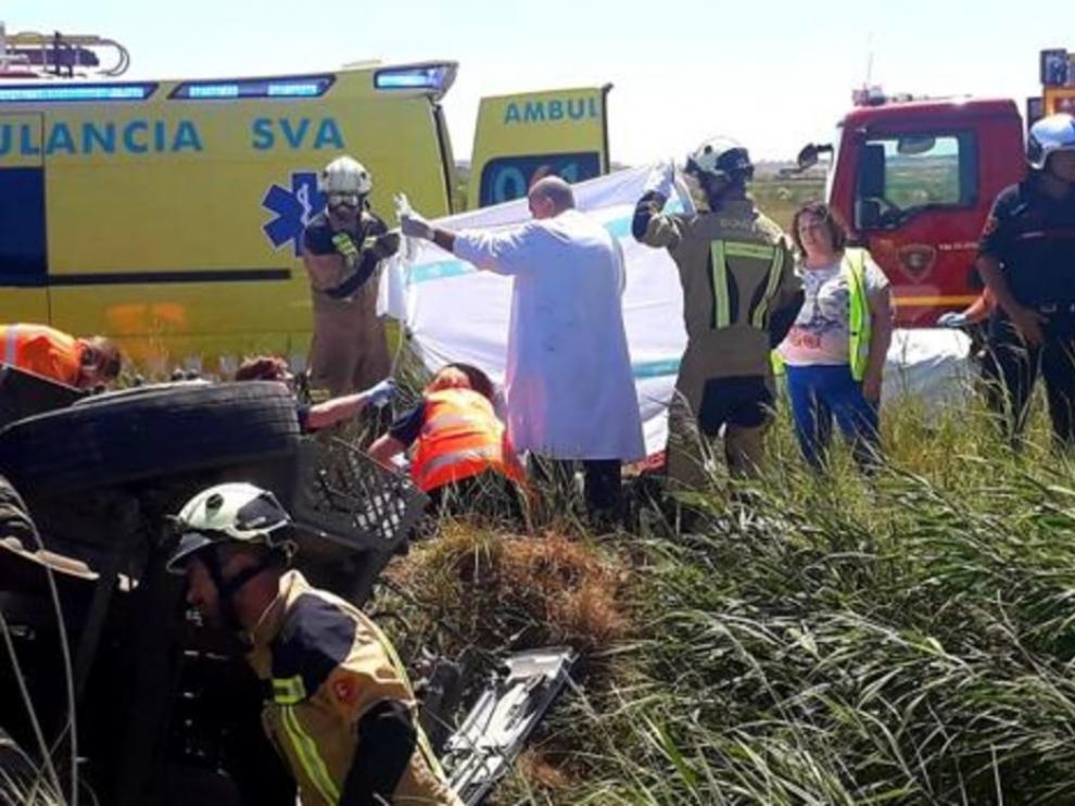 Fallece un camionero al salirse de la vía en la A-121 en Sádaba