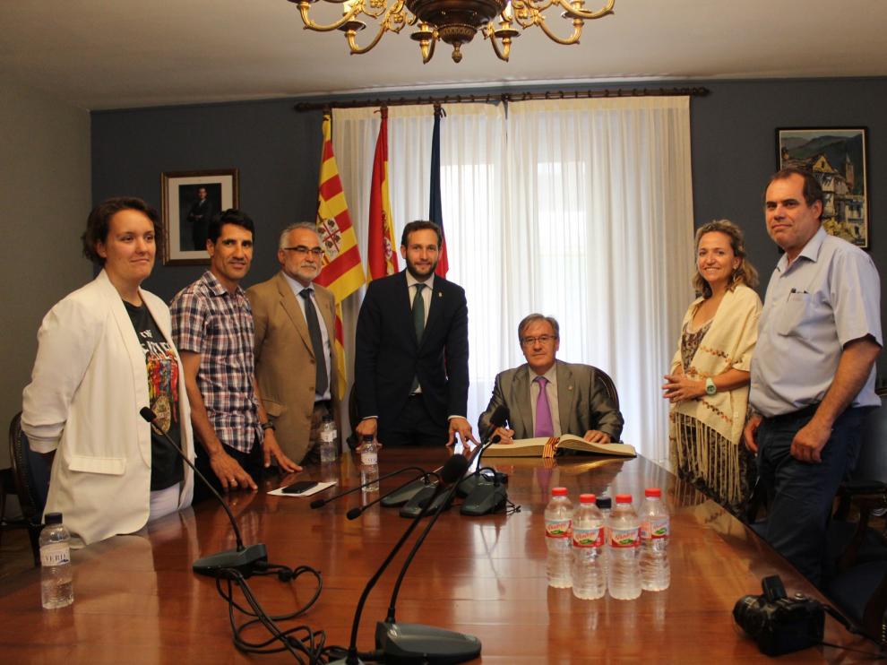 Ángel Dolado, el justicia de Aragón, ha visitado el Ayuntamiento de Monzón