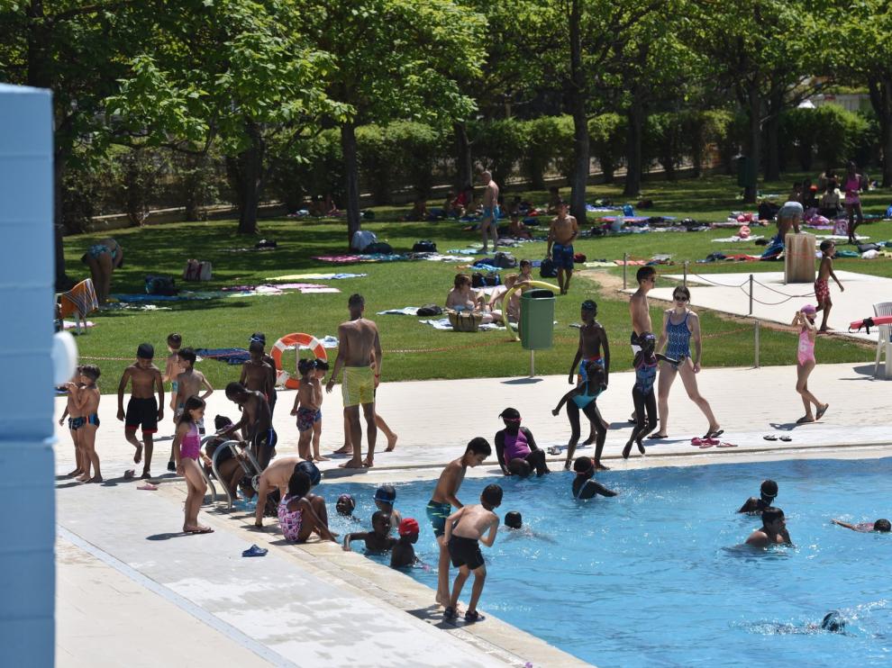 Las piscinas de la Ciudad Deportiva de Huesca abren un mes después de lo habitual