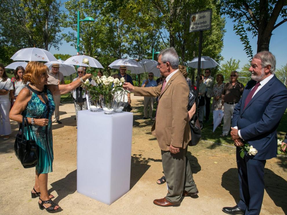 Rosas blancas en el 40 aniversario del incendio del Hotel Corona de Zaragoza