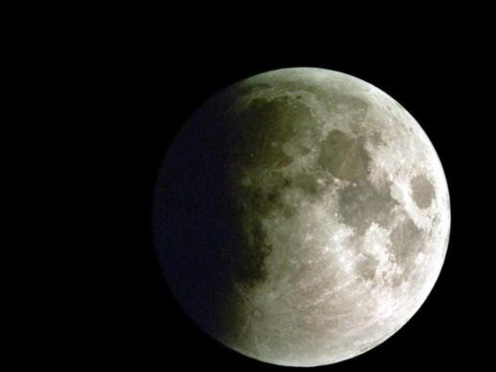 El eclipse de luna parcial será visible este martes desde España