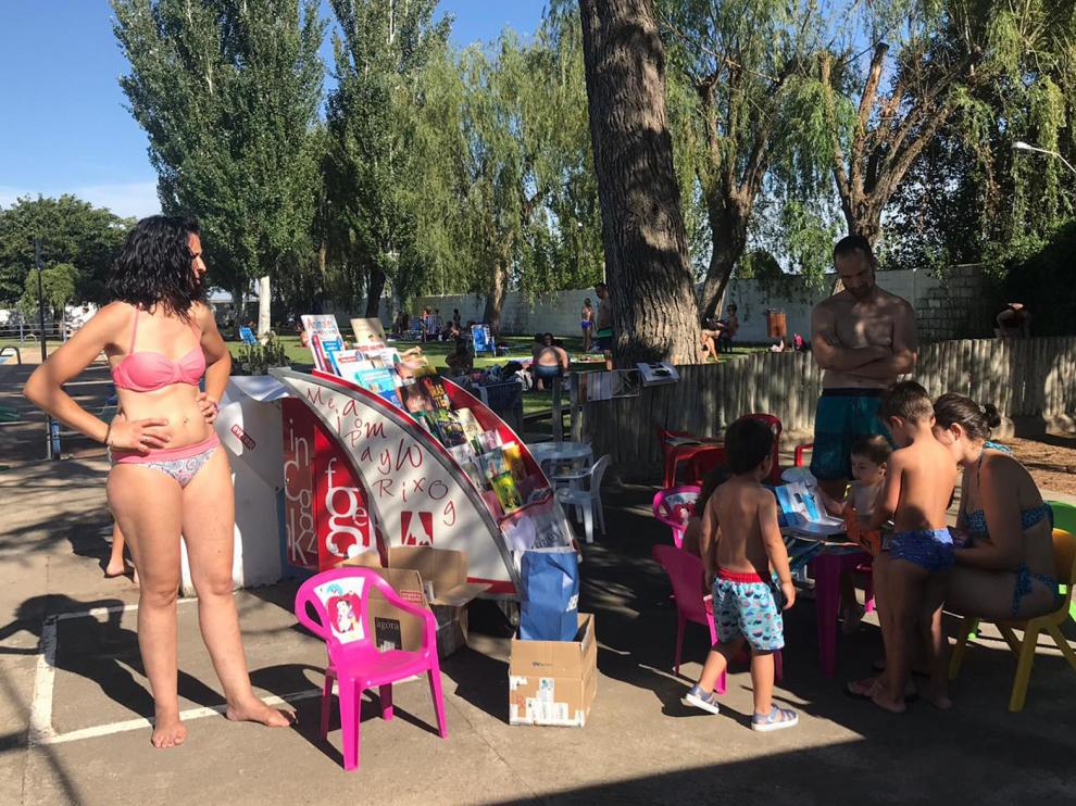 La Bibliopiscina de Sariñena lanza una invitación a leer entre chapuzones