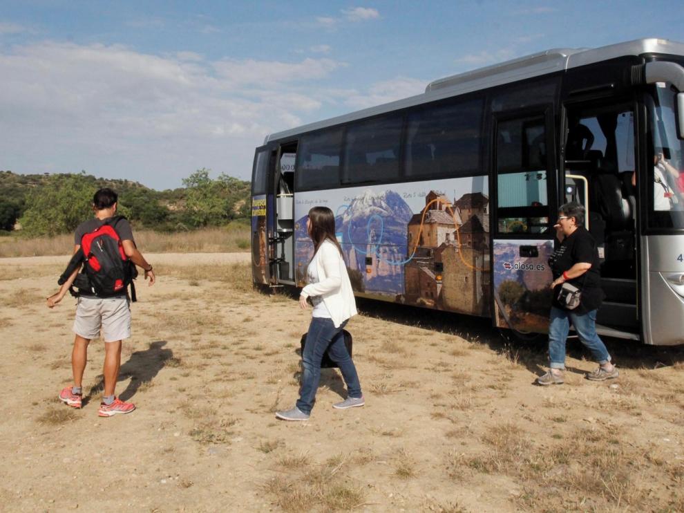 El bus turístico comienza sus recorridos diarios por la comarca de la Hoya de Huesca
