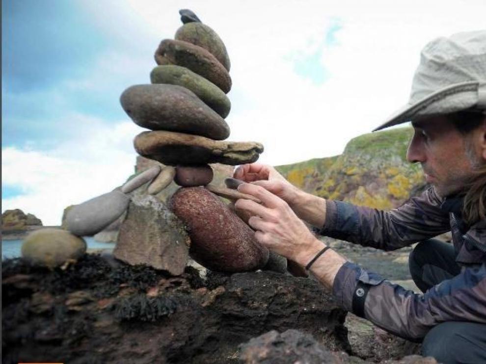Ángel Aventín: "El arte de las piedras en equilibrio no es amontonar"