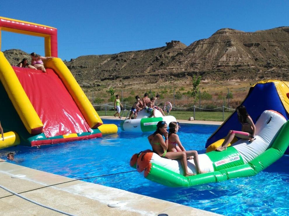 La "colgada de banderetas" da comienzo a los días festivos en Quicena