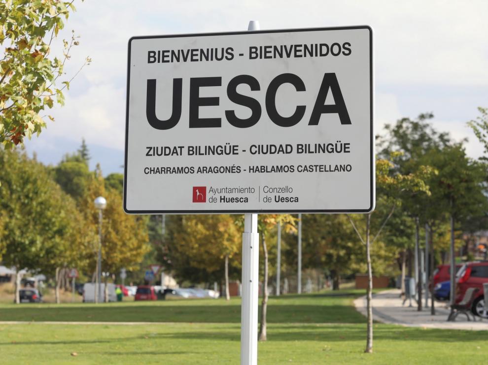 La plataforma Charramos Aragonés pide al Ayuntamiento de Huesca que recoloque los carteles bilingües