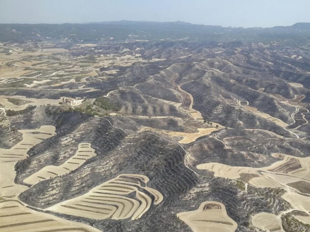 El Gobierno aragonés da por controlado el incendio que afecta a Perdiguera y Leciñena