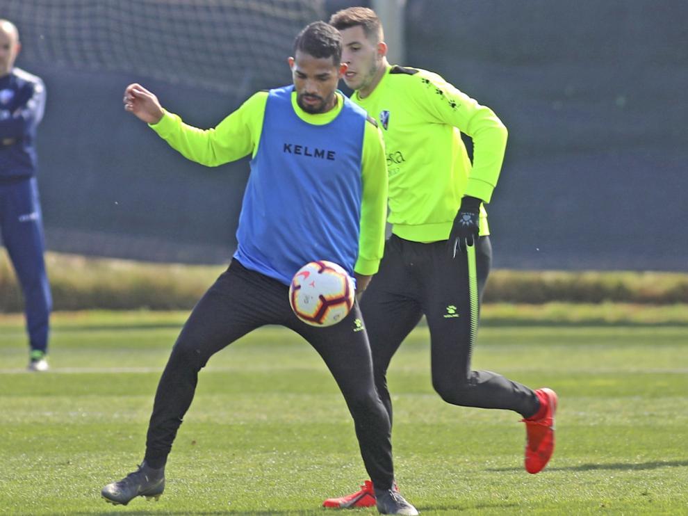 El medio venezolano Yangel Herrera, quinto refuerzo del Granada