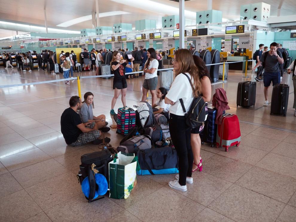 La huelga y las fuertes lluvias complican el día en El Prat