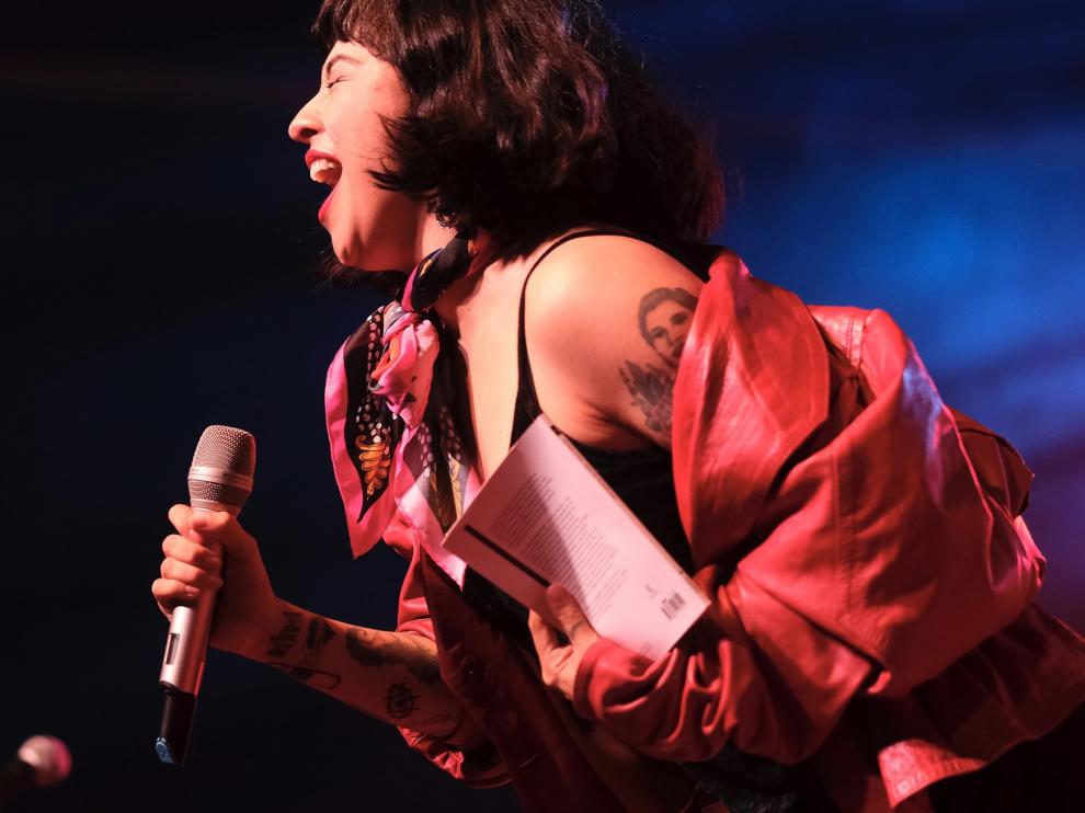 La chilena Mon Laferte pone el broche de oro al Festival Pirineos Sur con una arrolladora actuación