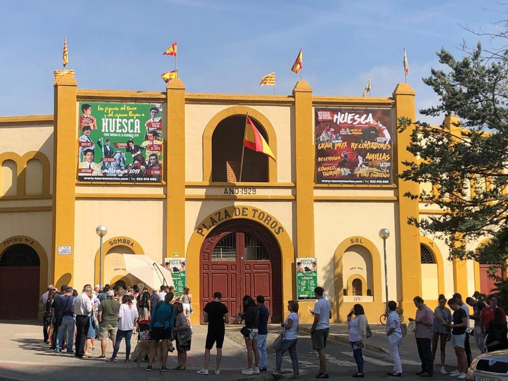 Colas en el primer día de venta de entradas sueltas para la feria taurina de Huesca