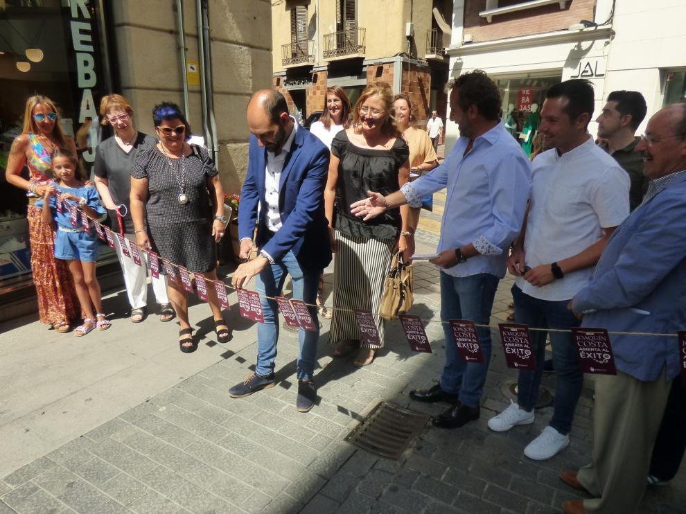 Comerciantes del sector Joaquín Costa de Barbastro inauguran el Paseo del vino