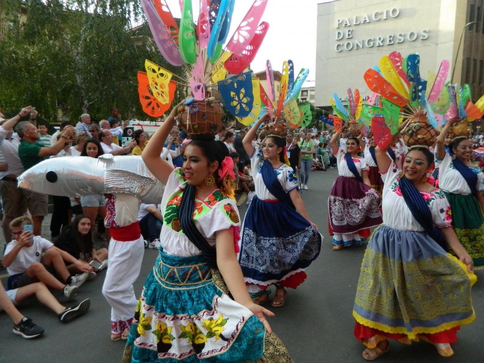 El desfile inaugural reúne a miles de personas en Jaca