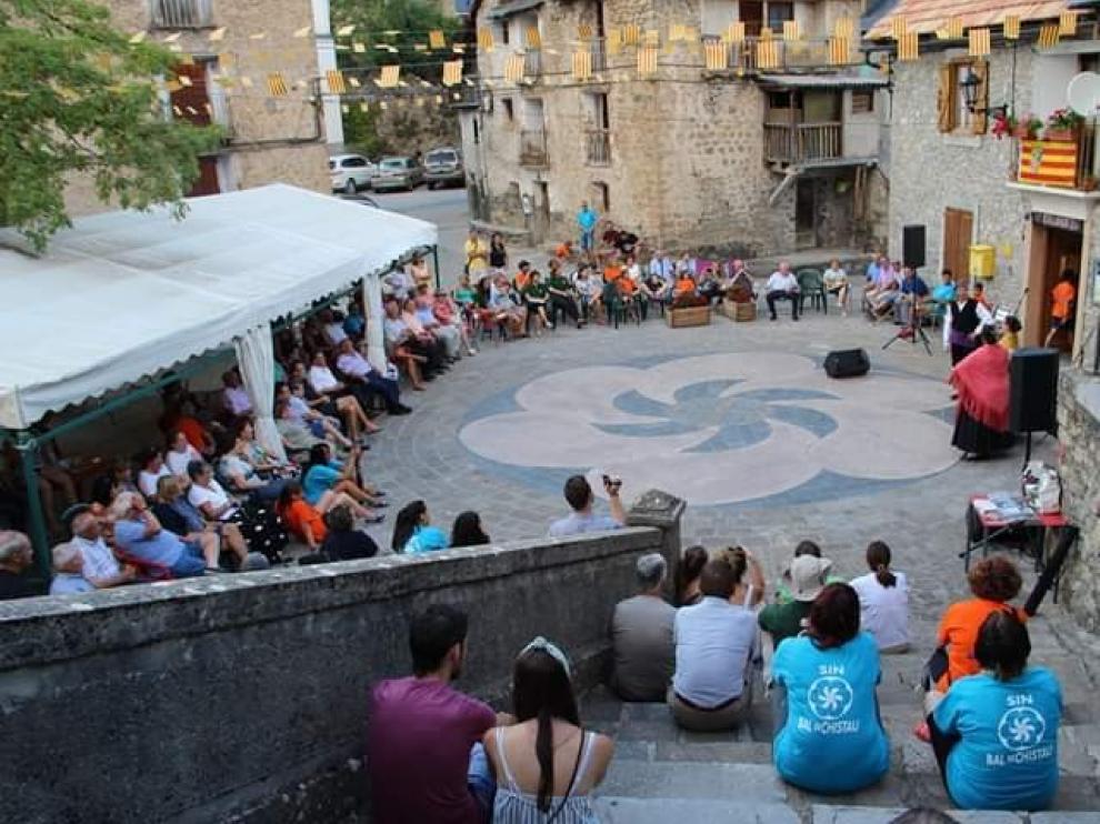 El tradicional baldeo de campanas, inicio festivo