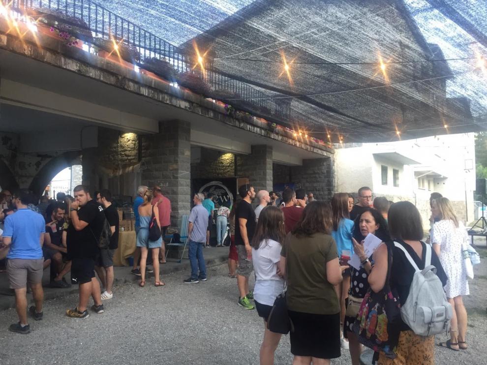 Biescas se refresca durante la Feria de la Cerveza Artesana