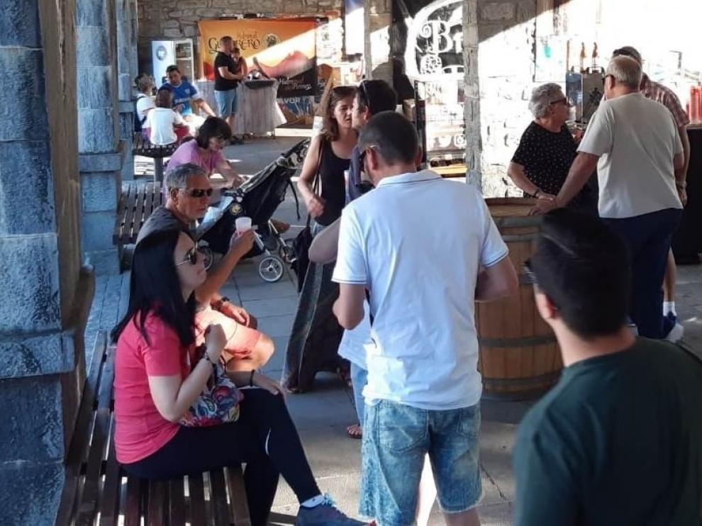 La primera Feria de la Cerveza Artesana de Biescas se estrena con buena acogida