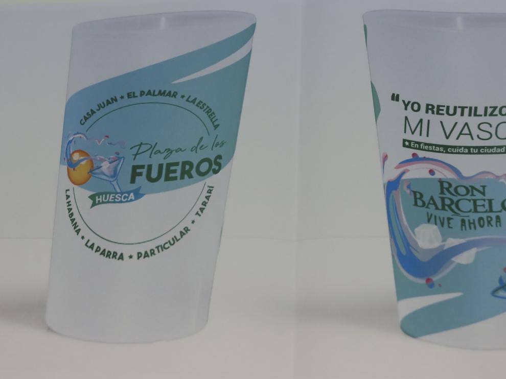 Los hosteleros de la Plaza de Los Fueros impulsan "reutiliza tu vaso"