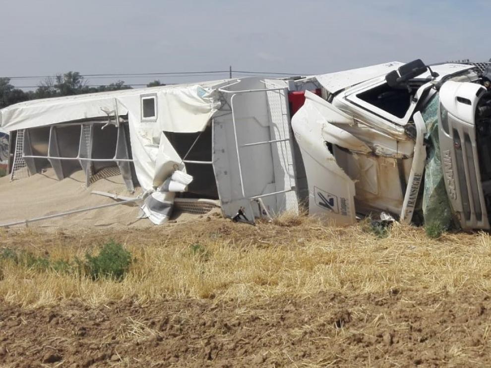El vuelco de un camión obliga a desviar el tráfio de la A-131 en las cercanías del aeropuerto de Huesca