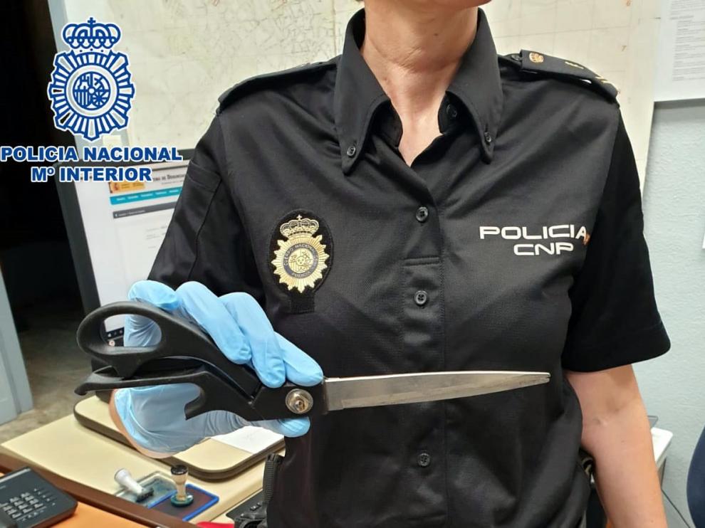 Detenido un hombre en Huesca por amenazar a los viandantes con unas tijeras