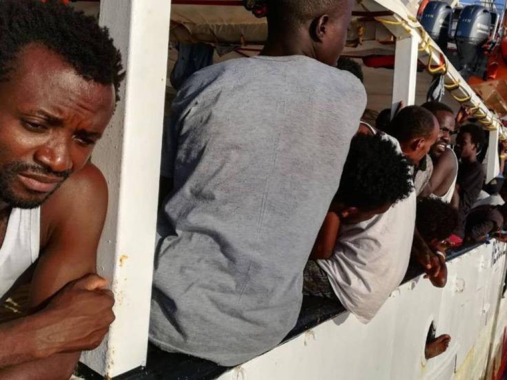 Open Arms pide urgentemente un puerto seguro para los 121 migrantes a bordo