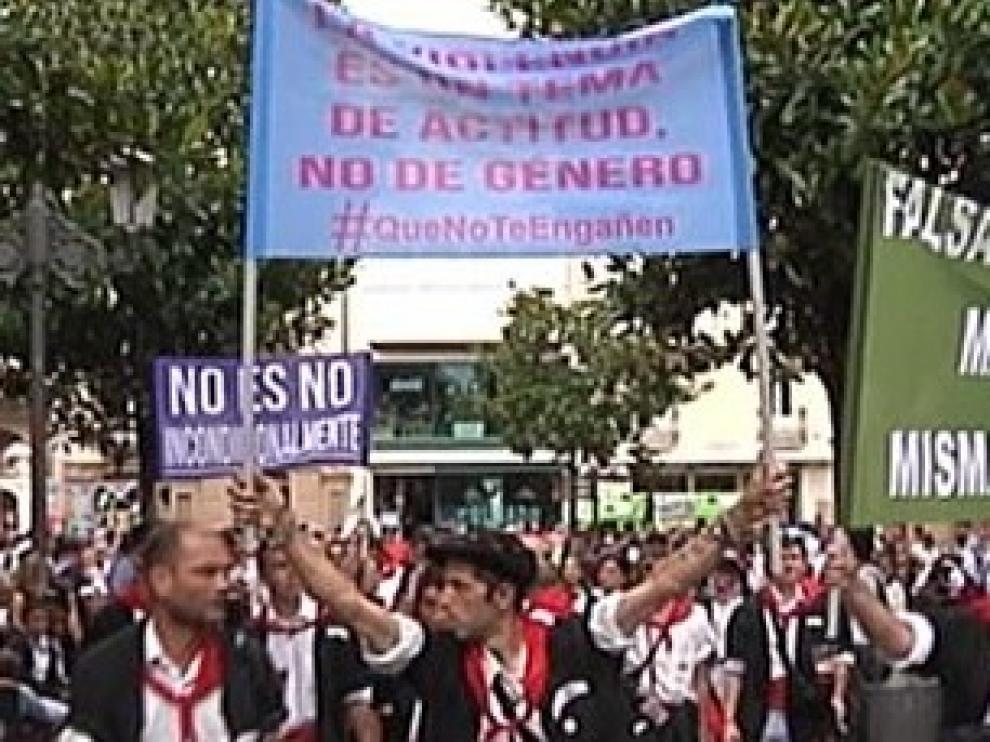 Impiden desfilar a una cuadrilla por pancartas machistas en las fiestas de Vitoria