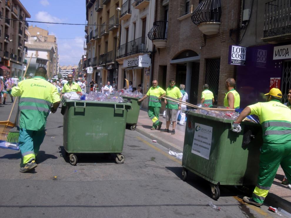 Más de 150 efectivos limpian calles y parques durante las fiestas