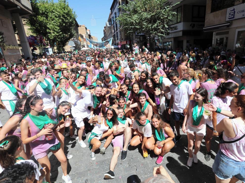 Los jóvenes llenaron las calles y plazas tras el cohete