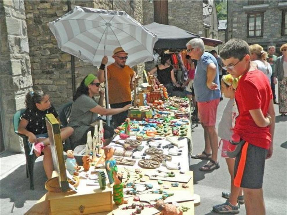 Artesanía y reciclaje se funden en una feria en Villanúa el fin de semana
