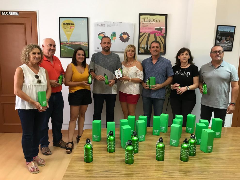 Sariñena y Femoga apoyan a la AECC con botellas reutilizables