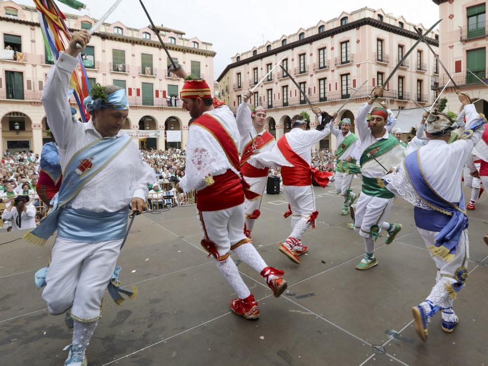 Los danzantes de Huesca, a la espera de que alguna mujer se una a sus bailes