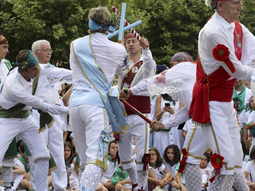 Los Danzantes llevan su arte al monumento a la Paz