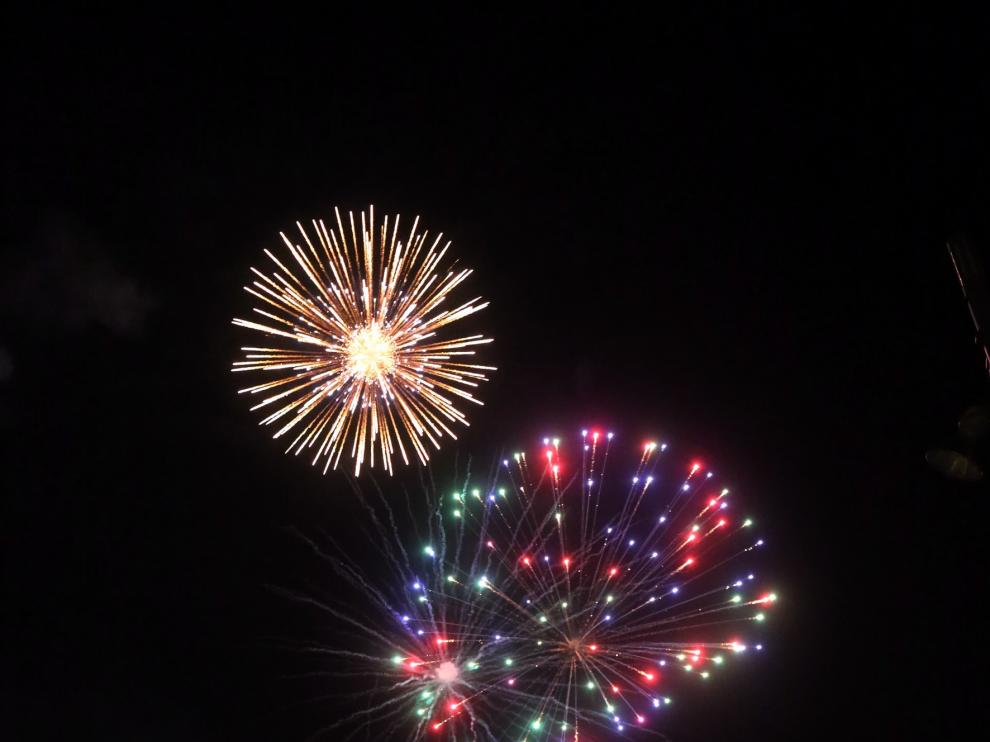 Los fuegos artificiales elevan la fiesta hasta el cielo