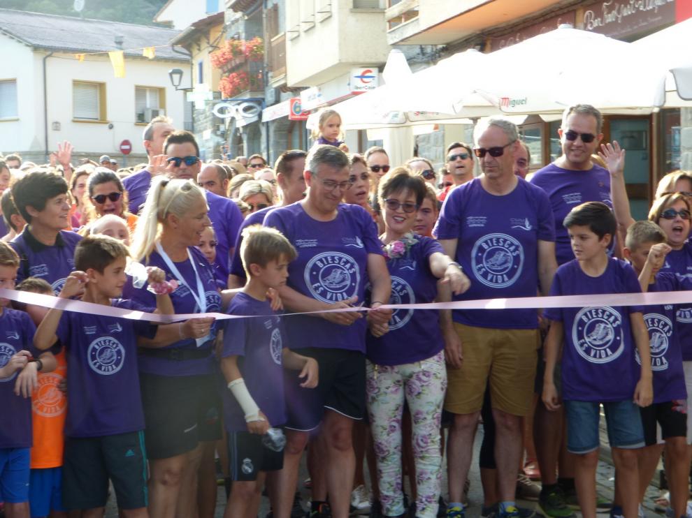 Biescas se tiñe de morado en la Marcha por el Cáncer